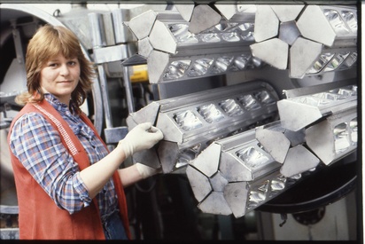 Arbeiterin bei Scheinwerferherstellung &copy;  , &Ouml;GB, Zizala, Kammler